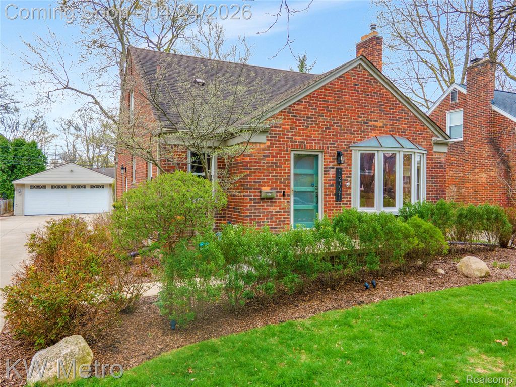 12721 Lincoln Drive, Huntington Woods, MI 48070