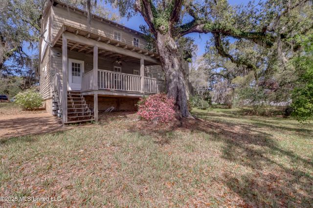 408 Oakwood Drive, Ocean Springs, MS 39564