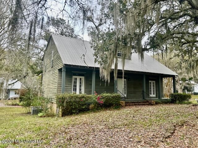 408 Oakwood Drive, Ocean Springs, MS 39564