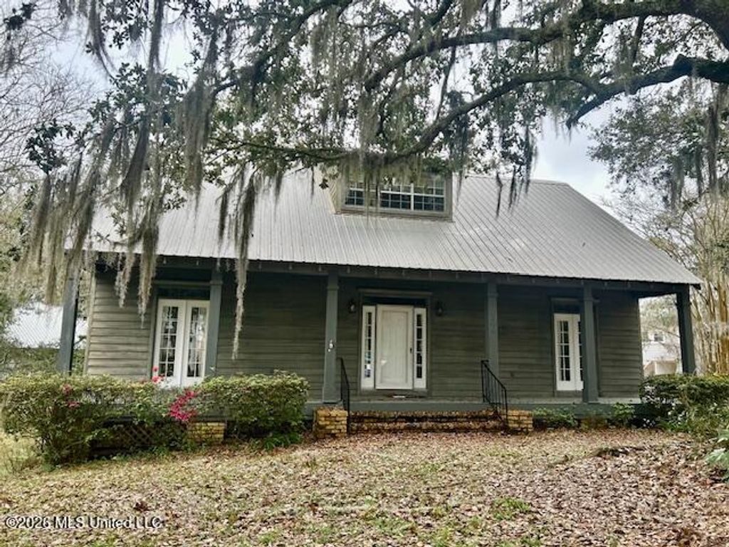 408 Oakwood Drive, Ocean Springs, MS 39564