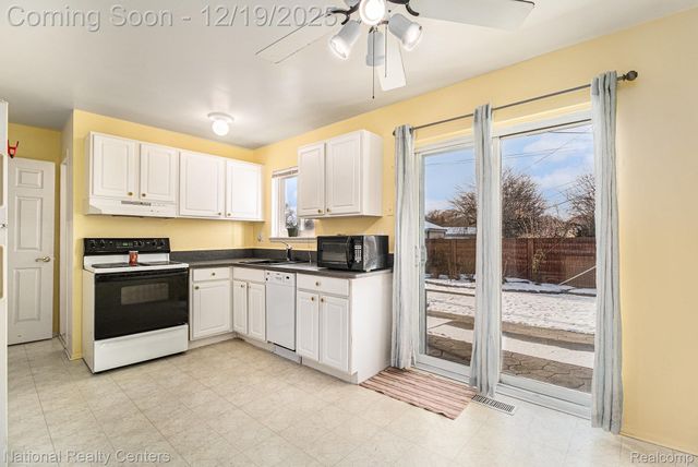 27809 Eastwick Sq., Roseville, MI 48066