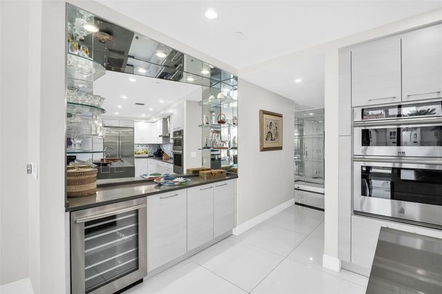 100 1ST AVENUE N 305, St Petersburg, FL 33701