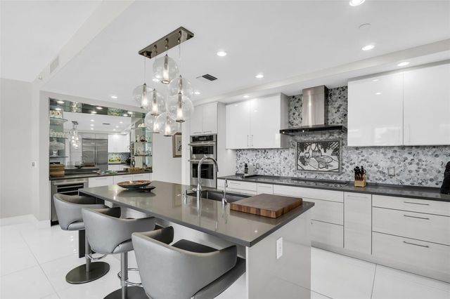 100 1ST AVENUE N 305, St Petersburg, FL 33701