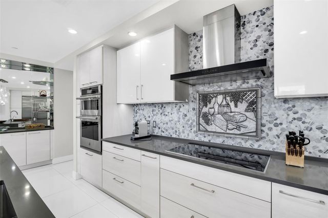 100 1ST AVENUE N 305, St Petersburg, FL 33701