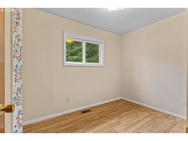 93521 PLEASANT VALLEY Ln, Myrtle Point, OR 97458