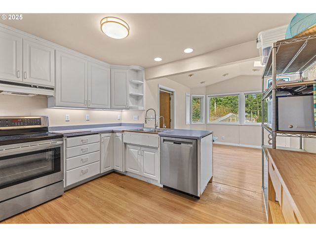 93521 PLEASANT VALLEY Ln, Myrtle Point, OR 97458