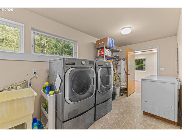 93521 PLEASANT VALLEY Ln, Myrtle Point, OR 97458