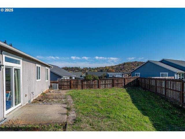 115 SILVERADO St, Roseburg, OR 97471