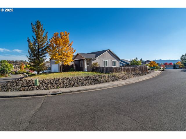 115 SILVERADO St, Roseburg, OR 97471