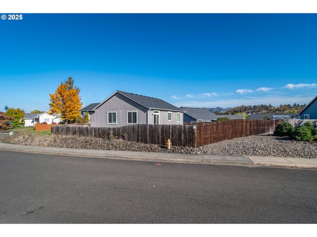 115 SILVERADO St, Roseburg, OR 97471