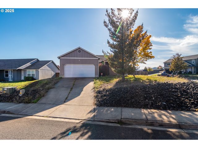 115 SILVERADO St, Roseburg, OR 97471