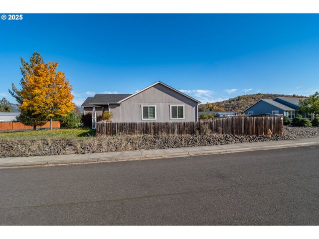 115 SILVERADO St, Roseburg, OR 97471