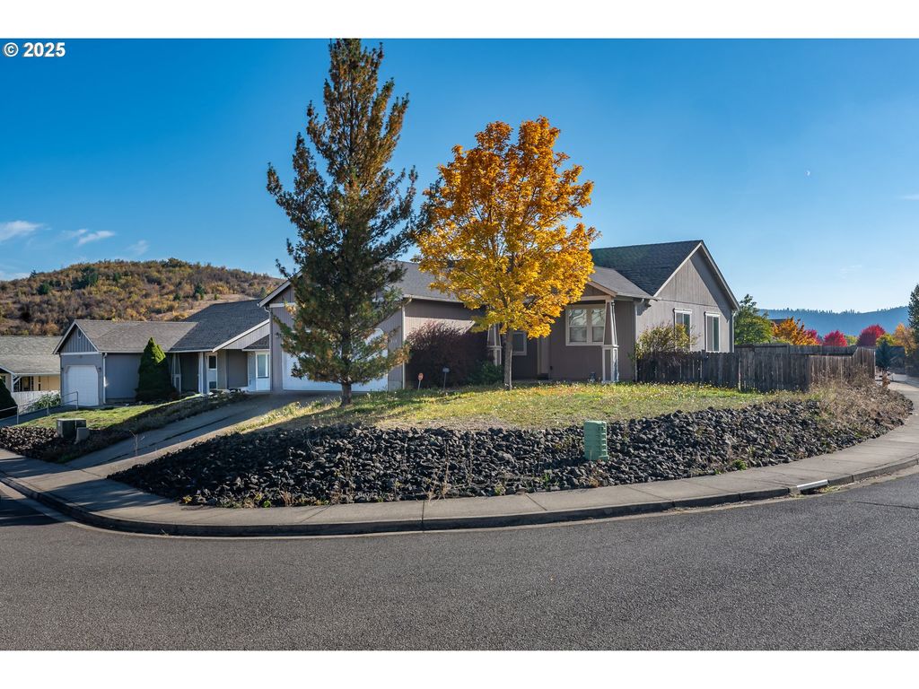 115 SILVERADO St, Roseburg, OR 97471