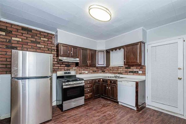 97 Royal St, Spring Hill, PA 15212