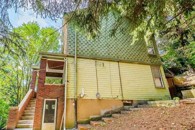 97 Royal St, Spring Hill, PA 15212