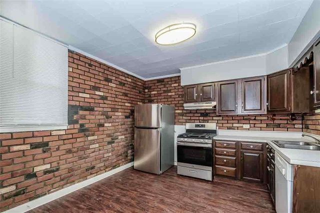 97 Royal St, Spring Hill, PA 15212