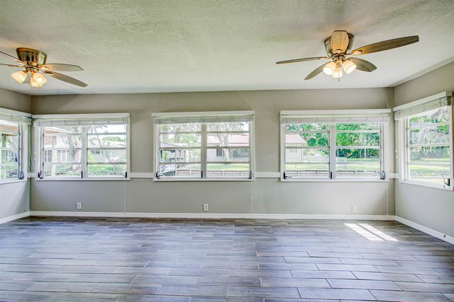 138 Hicks Ave, Crescent City, FL 32112