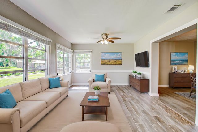 138 Hicks Ave, Crescent City, FL 32112