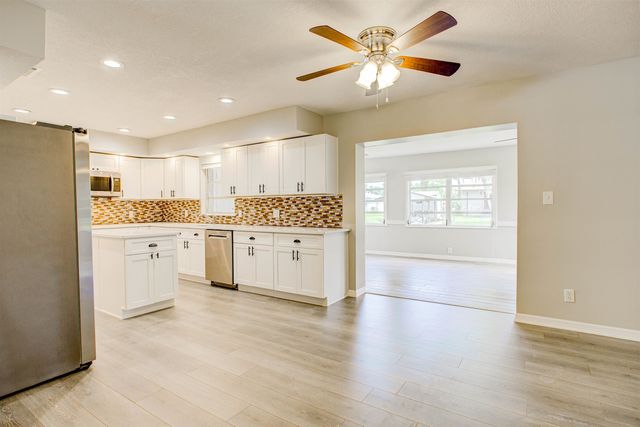 138 Hicks Ave, Crescent City, FL 32112