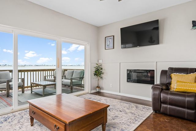 139 Lakeshore DR, Rockport, TX 78382