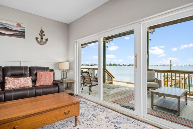 139 Lakeshore DR, Rockport, TX 78382