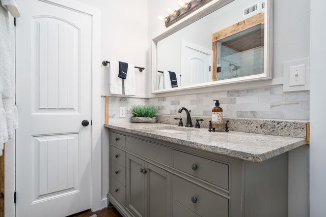 139 Lakeshore DR, Rockport, TX 78382