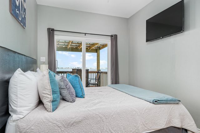 139 Lakeshore DR, Rockport, TX 78382