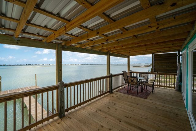 139 Lakeshore DR, Rockport, TX 78382