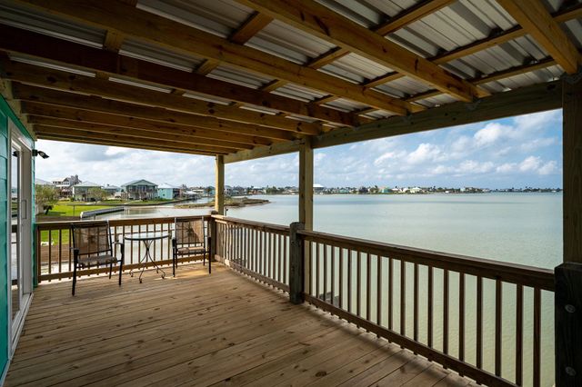 139 Lakeshore DR, Rockport, TX 78382