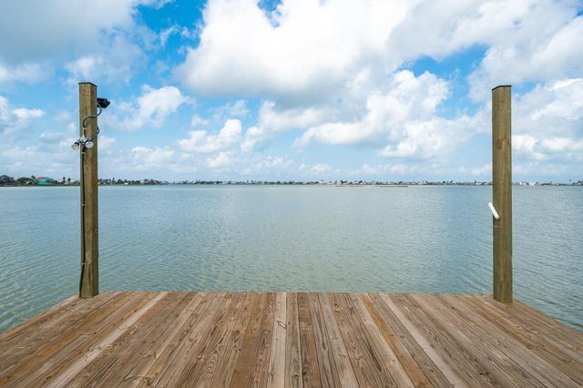 139 Lakeshore DR, Rockport, TX 78382