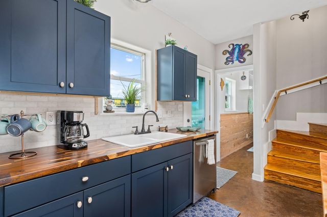 139 Lakeshore DR, Rockport, TX 78382