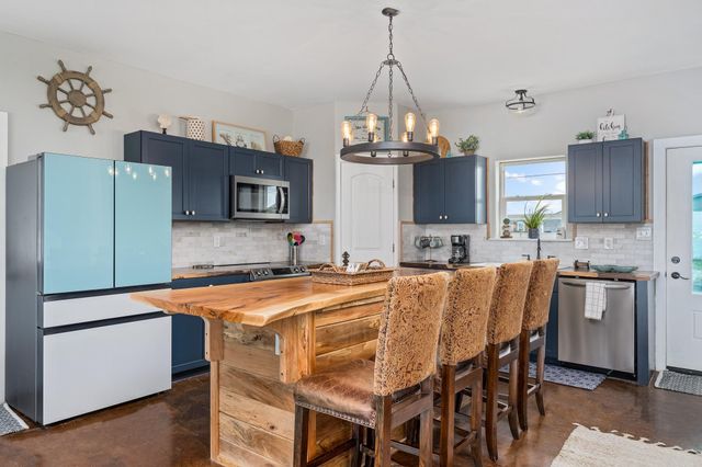 139 Lakeshore DR, Rockport, TX 78382