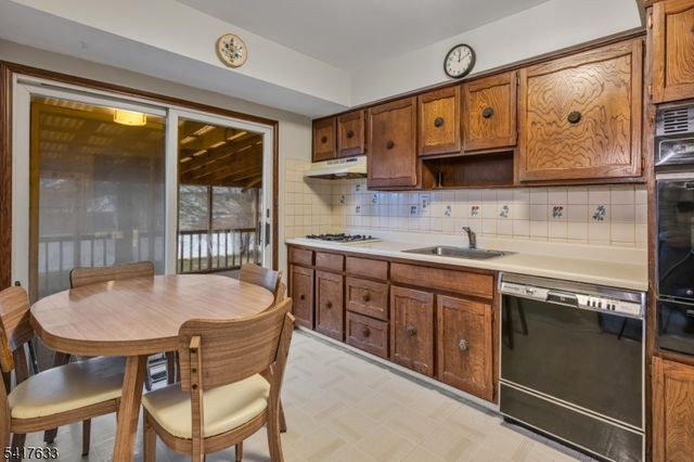 10 Falcon Rd, Mount Olive Twp., NJ 07836