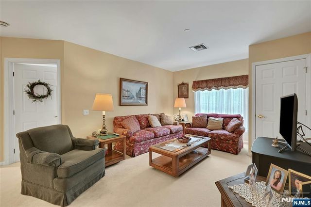 189 Forest 112, Paramus, NJ 07652