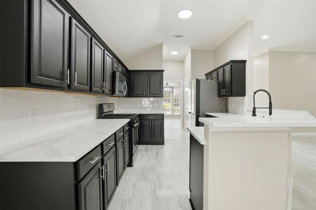 4015 Lakepointe Forest Drive, Seabrook, TX 77586