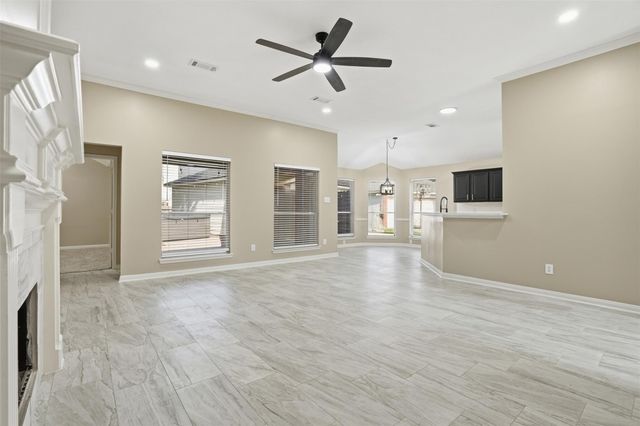 4015 Lakepointe Forest Drive, Seabrook, TX 77586