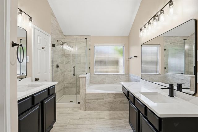 4015 Lakepointe Forest Drive, Seabrook, TX 77586