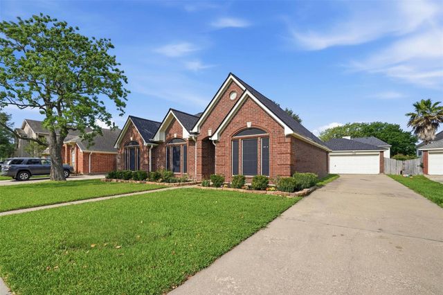 4015 Lakepointe Forest Drive, Seabrook, TX 77586