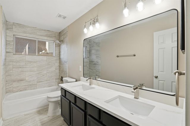 4015 Lakepointe Forest Drive, Seabrook, TX 77586