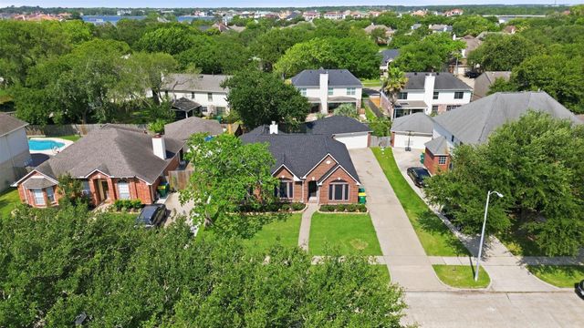 4015 Lakepointe Forest Drive, Seabrook, TX 77586