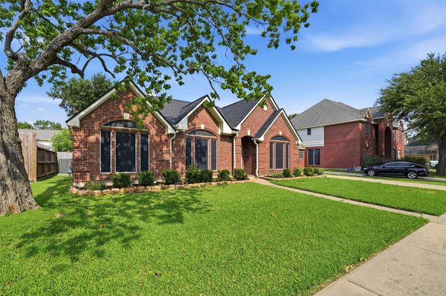 4015 Lakepointe Forest Drive, Seabrook, TX 77586