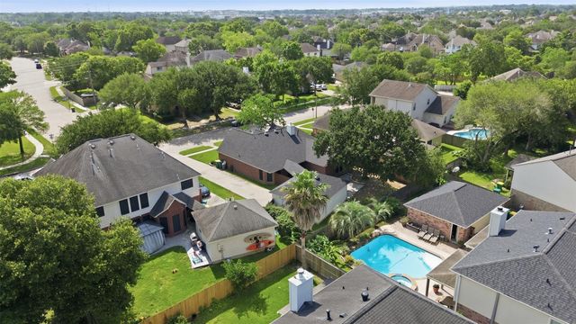 4015 Lakepointe Forest Drive, Seabrook, TX 77586