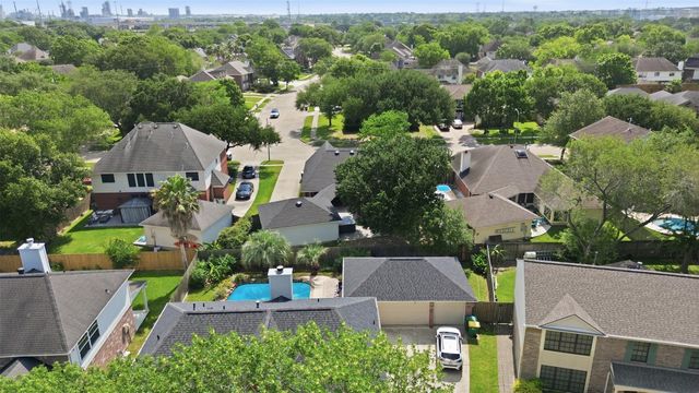 4015 Lakepointe Forest Drive, Seabrook, TX 77586