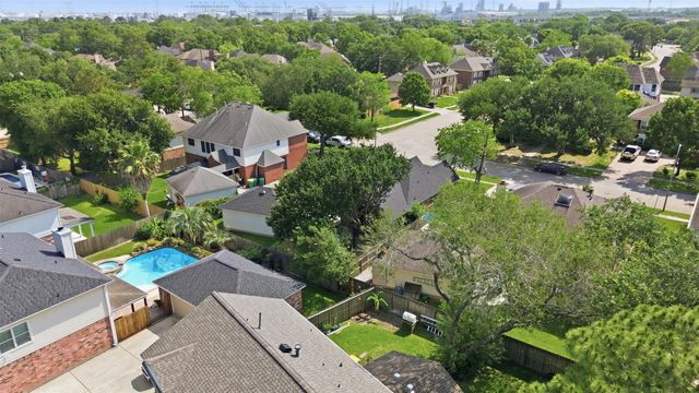 4015 Lakepointe Forest Drive, Seabrook, TX 77586