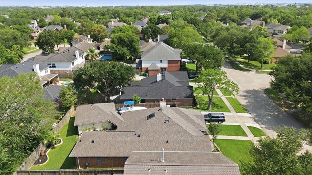 4015 Lakepointe Forest Drive, Seabrook, TX 77586