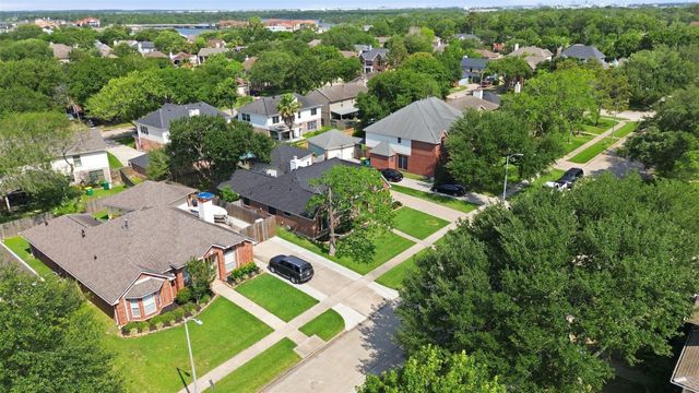 4015 Lakepointe Forest Drive, Seabrook, TX 77586