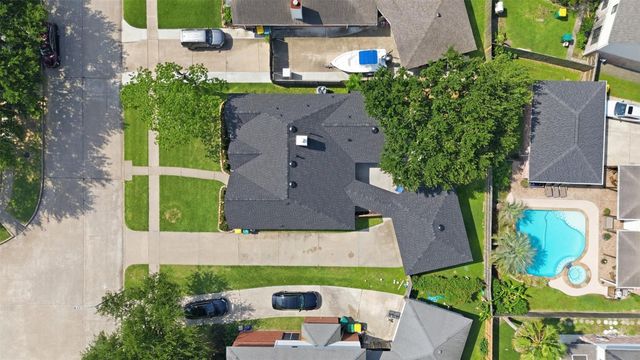 4015 Lakepointe Forest Drive, Seabrook, TX 77586