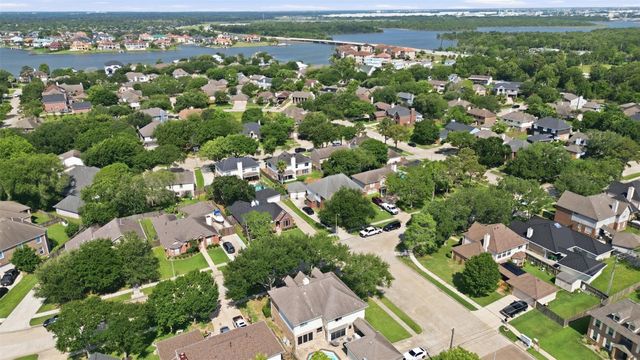 4015 Lakepointe Forest Drive, Seabrook, TX 77586