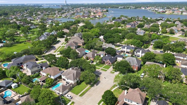 4015 Lakepointe Forest Drive, Seabrook, TX 77586