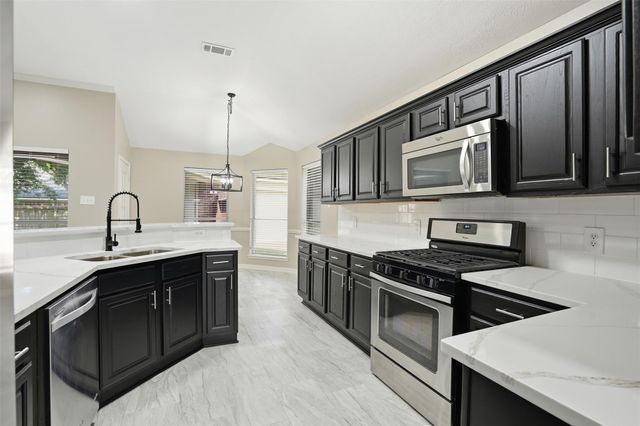 4015 Lakepointe Forest Drive, Seabrook, TX 77586